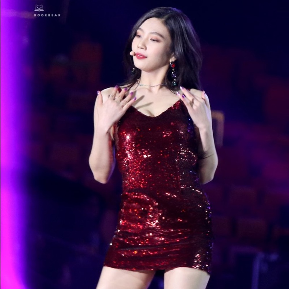 LOOKING FOR Ashish F/W 2017 V-Neck Sequin Mini Dress in Dark Red 🍒💃🏻🥀🧨♥️